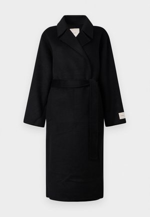 Cappotto avvolgente nero in tessuto morbido, caratterizzato da un colletto a risvolto, maniche ampie e una cintura in coordinato. Etichetta sulla manica sinistra con logo.