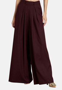 Bordeaux brede broek van een geweven stof, met twee knopen aan de voorkant en plooien voor extra detail en volume.