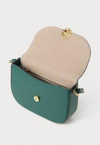 Borsa a tracolla verde in pelle con una patta arrotondata, hardware dorato e un comparto con zip. Interno foderato in tessuto beige chiaro.