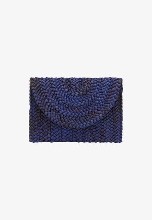 Gewebte Clutch-Tasche in dunklen Blau- und Violetttönen. Verfügt über ein strukturiertes, geflochtenes Muster mit einem Klappenverschluss und runder Oberseite. Kompakte Ausführung.