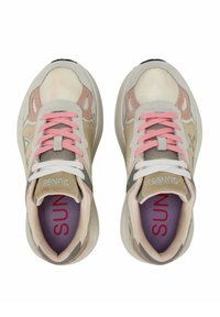 Baskets de sport beiges et roses avec une tige en mesh et en suède, lacets roses, accents gris et une semelle intérieure violette portant le mot "SOLEIL".