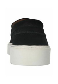 Schwarzer Wildlederschuh mit runder Spitze, weißer Gummisohle und kontrastierenden Nähdetails. Niedriges Design und gepolsterte Innensohle.