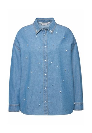 Camicia in denim blu chiaro con colletto, chiusura frontale con bottoni e piccole perline bianche sparse sul tessuto. Include maniche lunghe.