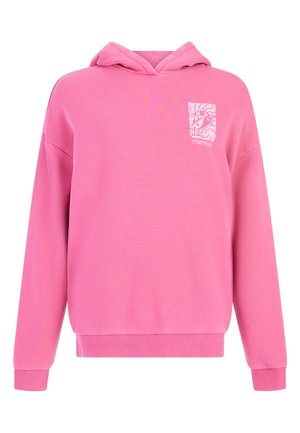 Felle roze hoodie met lange mouwen en een klein wit grafisch logo met de tekst "PROTEST" op de linkerborst.