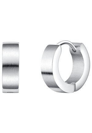 Set van zilverkleurige huggie hoop oorbellen met een geborstelde metaalafwerking en gladde randen, weergegeven tegen een witte achtergrond.