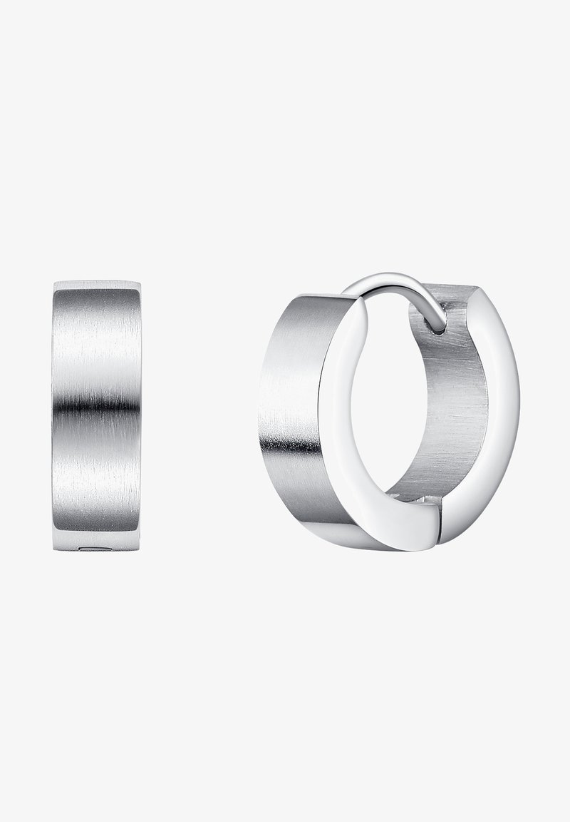 Pár strieborných huggie kruhových náušníc s brúseným kovovým povrchom a hladkými hranami, vystavených na bielom pozadí.