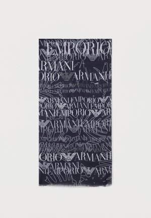 Tamno plava marama s preklapajućim bijelim uzorcima teksta Emporio Armani i logotipom, s prikazom orlove oznake i raspršenim apstraktnim linijskim dizajnom.