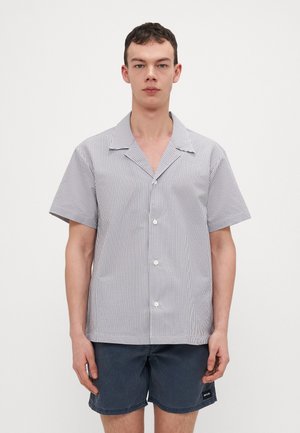 Chemise à manches courtes à boutons avec un motif de rayures bleu pâle et blanches, dotée d'un large col et d'un tissu en coton lisse.