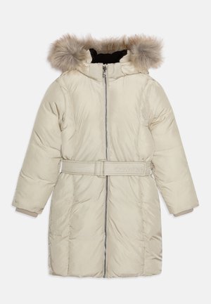 Casaco puffer bege com capuz forrado de peluche, fecho de correr na frente, cintura com cinto e detalhe do logo. Apresenta mangas longas e um tecido acolchoado.