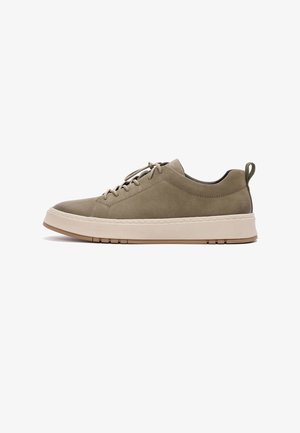 Sneaker casual a bassa altezza verde oliva con suola spessa beige, chiusura con lacci sul davanti e linguetta posteriore, su sfondo bianco.
