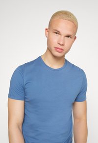 Levi's® SLIM CREW NECK TEE - 2 PACK - T-shirt básica - arctic ice/sunset blue