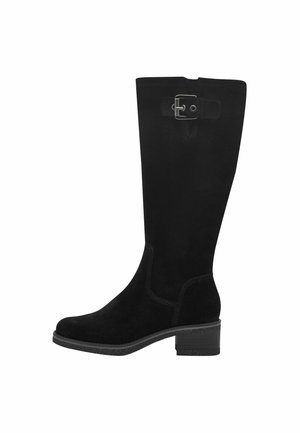 Schwarze Wildleder-Knöchelstiefel mit rechteckiger Spitze und niedrigem Blockabsatz, ausgestattet mit einem dekorativen Riemen und einer Schnalle an der Oberseite.