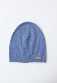 Bonnet en tricot bleu avec une texture lisse, arborant une petite étiquette en cuir marron sur le côté. Design simple et ajusté, matériau doux.