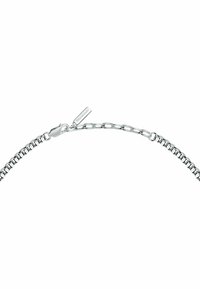 Bracciale in argento con maglie intrecciate e una superficie liscia. Chiusura con gancio a moschettone e dettagli con il logo.
