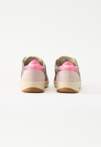 Sneakers con una toma superiore glitter rosa e oro, dettagli in suede grigio e suola in gomma beige. Presentano una linguetta sul tallone con marchio rosa.