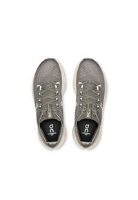 Szare buty sportowe z przewiewną siateczką, refleksyjnymi akcentami i teksturowaną powierzchnią, wyposażone w amortyzowaną podeszwę i płaskie sznurowadła.