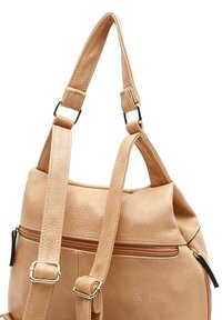 Kavos odos rankinė su reguliuojamomis diržais, tekstūruota paviršiumi, auksinės spalvos detalėmis ir užtrauktuku užsegama kišene priekyje.