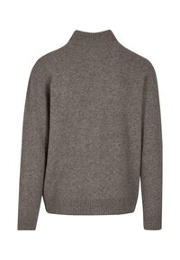 Brązowy, dzianinowy sweter z wysokim kołnierzem i ribbed dołem. Posiada luźny krój i miękką teksturę, pokazany z tyłu.