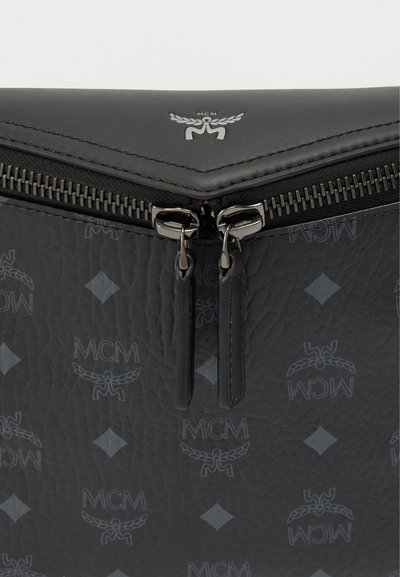 Zwarte leren clutch met een getextureerde afwerking, voorzien van een herhaald MCM-logo patroon en dubbele ritssluitingen bovenaan.