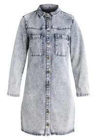 Robe chemise longue en jean acidulé avec manches longues, deux poches poitrine et une fermeture à boutons métalliques sur le devant.