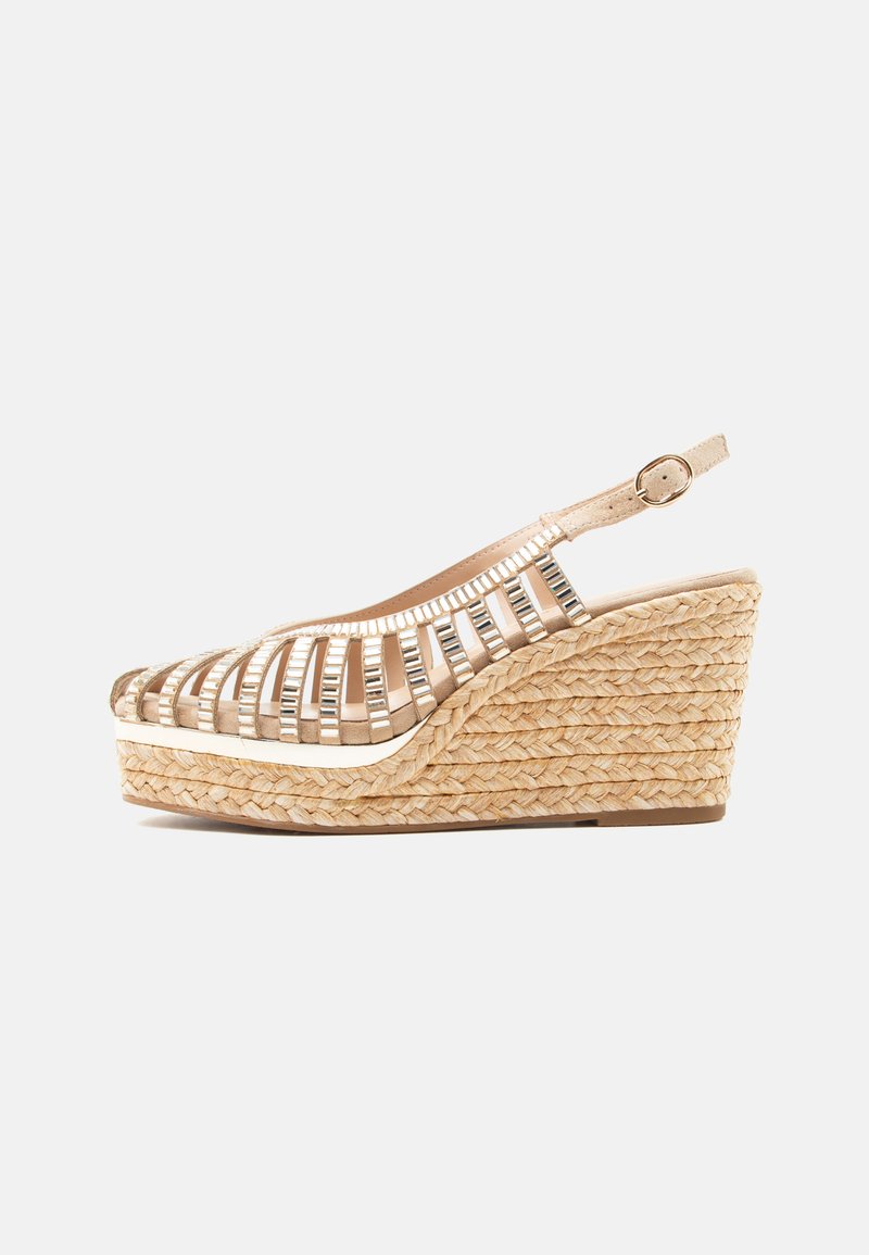 Sandale compensée beige avec semelle plateforme tressée, tige ouverte style cage et bride de cheville avec boucle, vue de profil.