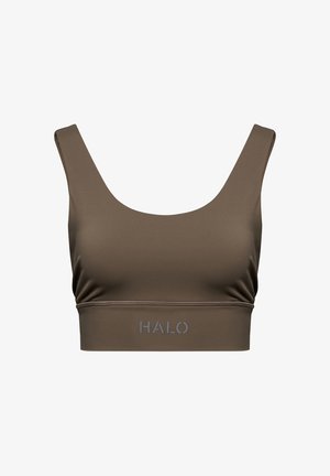 Brązowy stanik sportowy wykonany z gładkiego materiału, z szerokimi ramiączkami, dekoltem w serek i logo na dole.