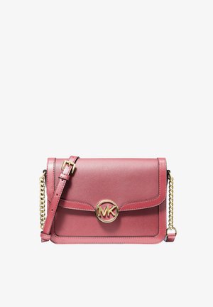 Pink læder crossbody taske med guldkæde strop og rund guldfarvet logo lås i midten på frontklappen.