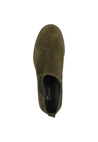 Chaussure en daim verte, à enfiler, avec des inserts élastiques sur les côtés, bout arrondi et coutures brunes le long de la semelle. L'intérieur est doublé de noir.