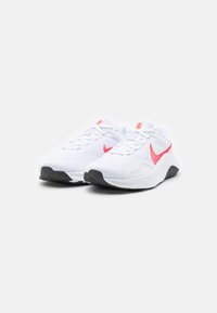 Nike Performance LEGEND ESSENTIAL 3 - Tenisice za trening - white/bright crimson/black/barely grape/metallic silver