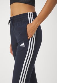 adidas Sportswear ESSENTIALS SINGLE 3 STRIPES PANT - Träningsbyxor - legend ink/white