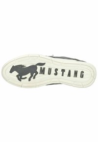 Czarna podeszwa sportowego buta z białą gumową krawędzią. Zawiera sylwetkę galopującego konia oraz napis "MUSTANG" w pogrubionej czcionce. Teksturowana dla lepszej przyczepności.