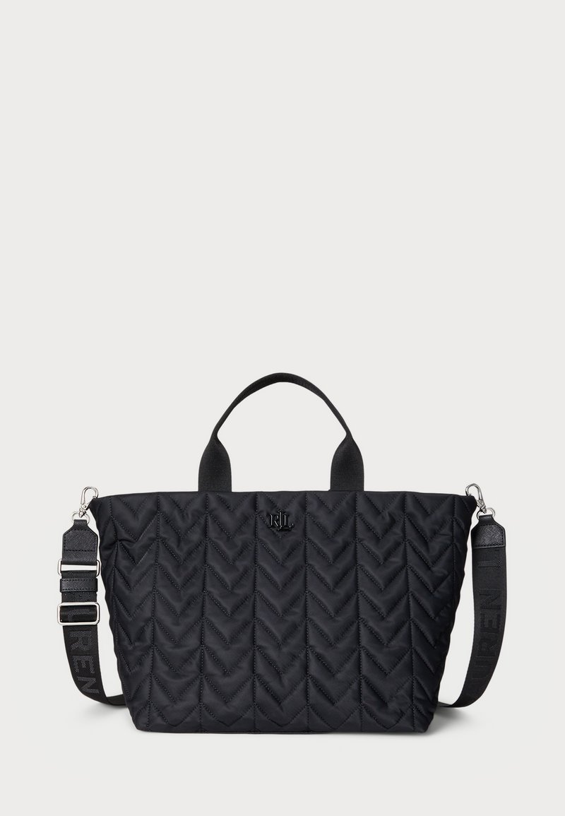 Saco tote preto acolchoado com padrão de zigue-zague, alças duplas em cima, alça ajustável e detalhe do logótipo na frente. Tecido leve.