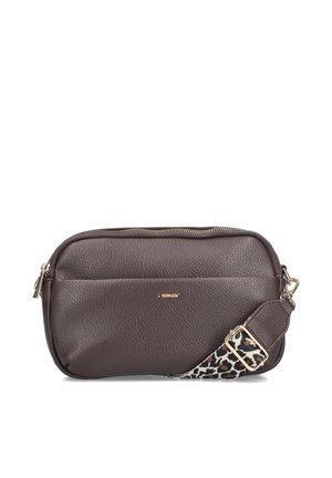 Sac bandoulière en cuir texturé marron foncé avec fermeture éclair dorée et petit logo doré, doté d'une large bandoulière réglable à imprimé léopard.