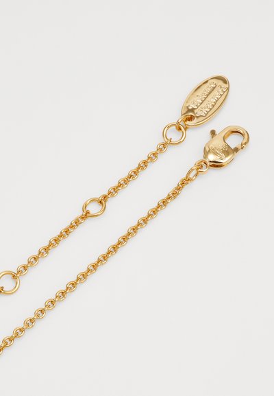 Auksinės spalvos grandinėlė su mažais ovaliais saitais, su užsegimu-lobsteriu ir graviruotu ovaliu žymekliu. Lygus paviršius, blizgus finišas.