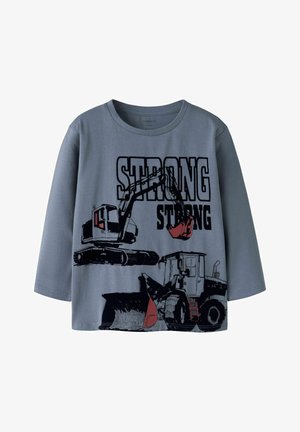 Szara koszulka z długim rękawem z czarno-czerwonymi grafikami pojazdów budowlanych i napisem "STRONG" w pogrubionych literach.