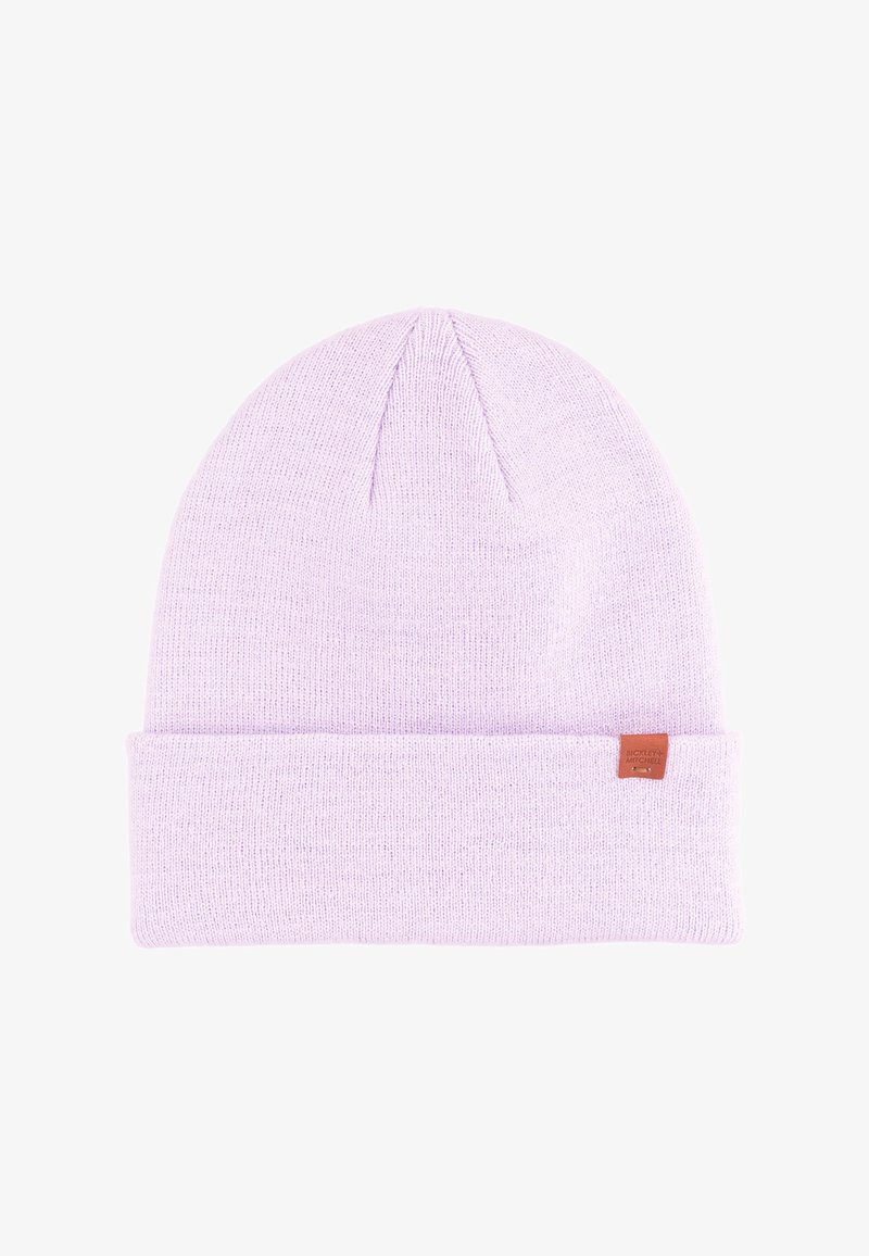 Hellblaue Strickmütze mit umgeschlagenem Saum und einem kleinen braunen Lederetikett mit dem Markennamen. Weiche Textur und schlichtes Design.