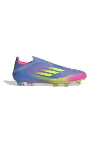 Fotbollsskor med en gradientdesign i blått, rosa och gult, med en strömlinjeformad, aerodynamisk form och genomskinliga dubbar.