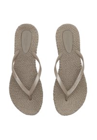 Chanclas marrones con suela de textura trenzada, correas flexibles y logotipo embossado en la plantilla. Diseño sencillo con color neutro.