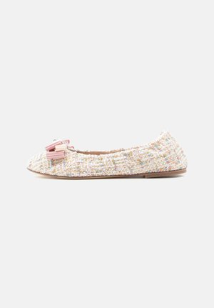 Ballerina-Flats aus pastellfarbenem, gewebtem Stoff mit strukturierter Oberfläche. Verfügt über eine rosa Schleife am Zehenbereich und eine flache braune Sohle.