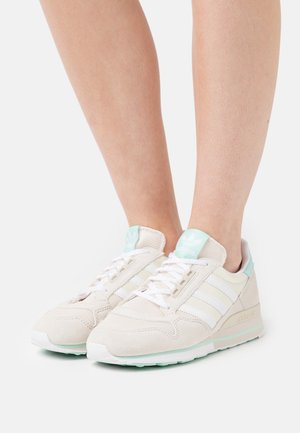 Adidas Originals Zx 500 Unisex Sneaker Low Offwhite Footwear White Halo Green Offwhite Zalando De