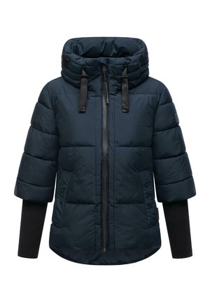 Mornarska puffer jakna s visokim ovratnikom, kratkim rukavima, zatvaranjem na munju, crnim detaljima i rebrastim pletenim manžetama. Sadrži kviltani dizajn za izolaciju.