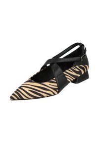 Zapato de punta afilada con parte superior de tela a rayas de cebra en beige y negro, que presenta una correa de cuero negra y un tacón bajo tipo bloque.