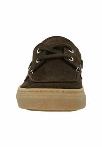 Bruine suède lage schoenen met een ronde neus, beige rubberen zool en zilveren oogjes voor de veters. Getextureerd bovenwerk, casual ontwerp.