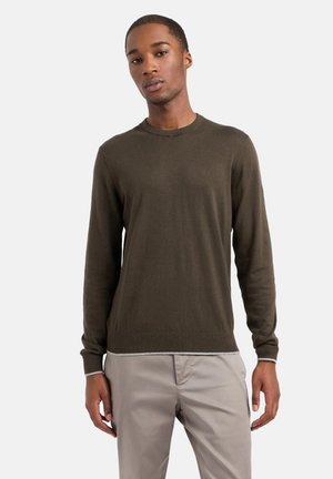 Maglione lungo verde oliva scuro, texture a maglia, scollo a girocollo, con un logo sottile e accenti grigio chiaro all'orlo e ai polsini.