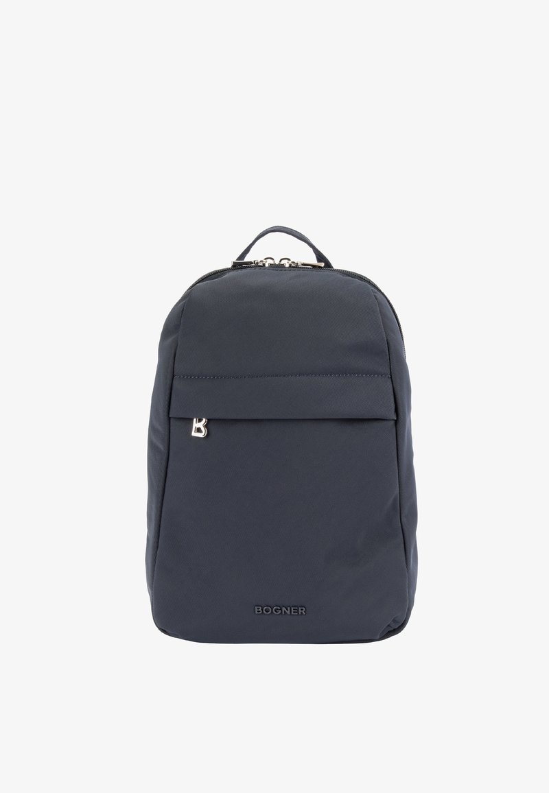 Sac à dos rectangulaire gris foncé avec poche avant zippée, petit tirette de fermeture éclair en métal en forme de "B", poignée supérieure et logo "BOGNER" au centre en bas.