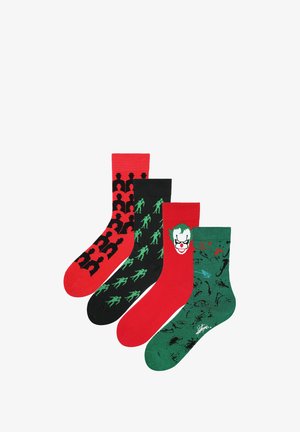 Cztery pary skarpetek w czerwonym, czarnym i zielonym kolorze. Wzory obejmują sylwetki, twarz klauna oraz abstrakcyjne motywy.