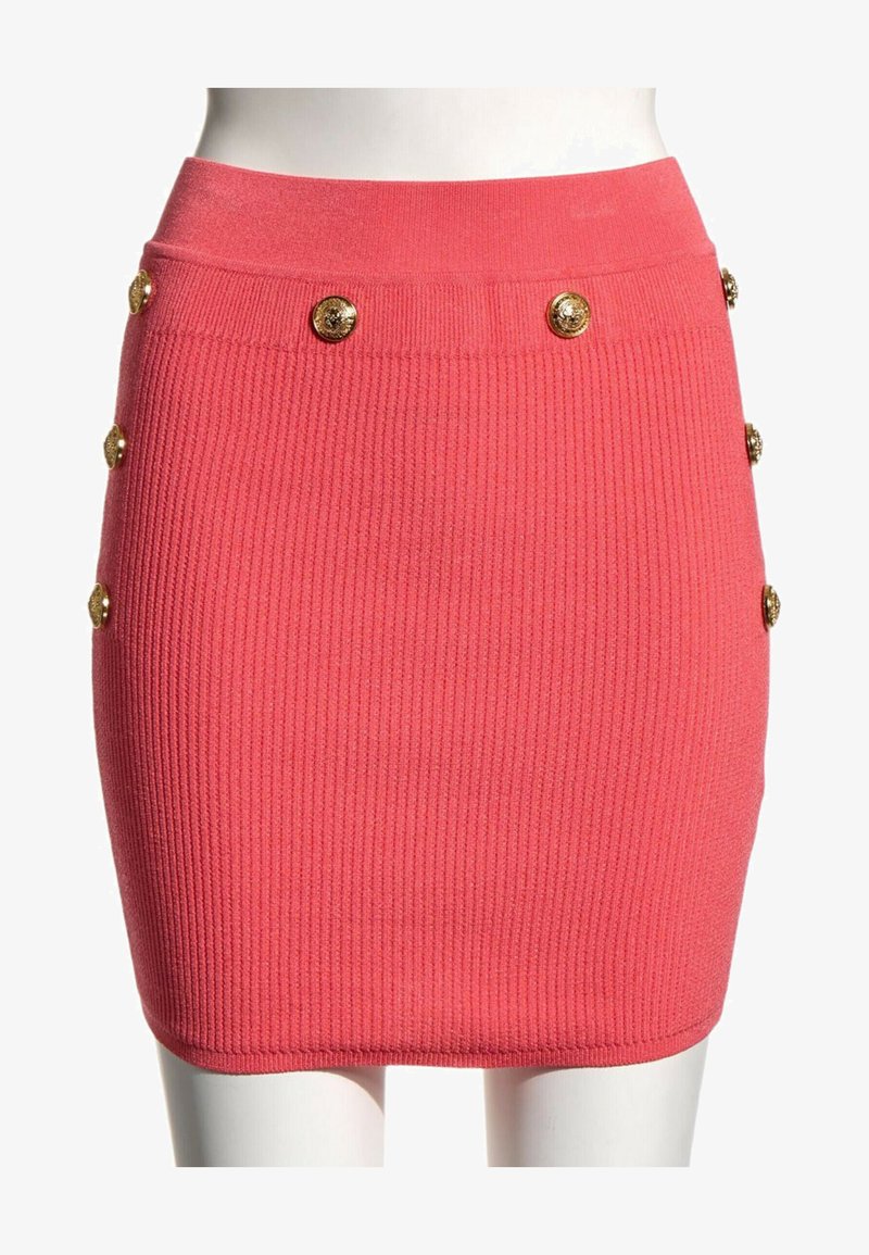 Mini-jupe en maille côtelée corail avec une taille ajustée et des boutons dorés décoratifs sur le devant et les côtés.