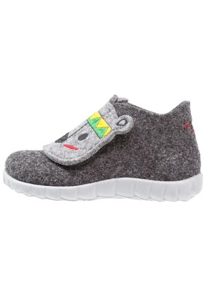 Chaussure d'enfant en feutre gris avec semelle blanche et un rabat ludique représentant un visage d'animal avec des touches jaunes et vertes.