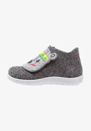 Chaussure d'enfant en feutre gris avec semelle blanche et un rabat ludique représentant un visage d'animal avec des touches jaunes et vertes.
