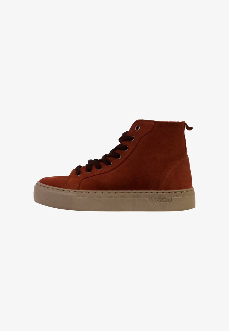 Zapatillas altas de ante en naranja óxido con cordones marrones, puntera redondeada y suela de goma beige en contraste con detalles de costura.